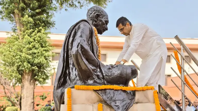 CJI DY Chandrachud and Supreme Court Judges Honor Mahatma Gandhi & Lal Bahadur Shastri