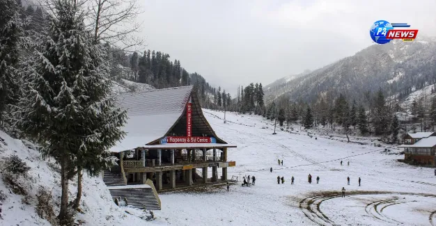 "Winter Chaos in Himachal Pradesh: 5,000 Tourists Rescued as Kullu Battles Snow and Srinagar Welcomes First Snowfall!"